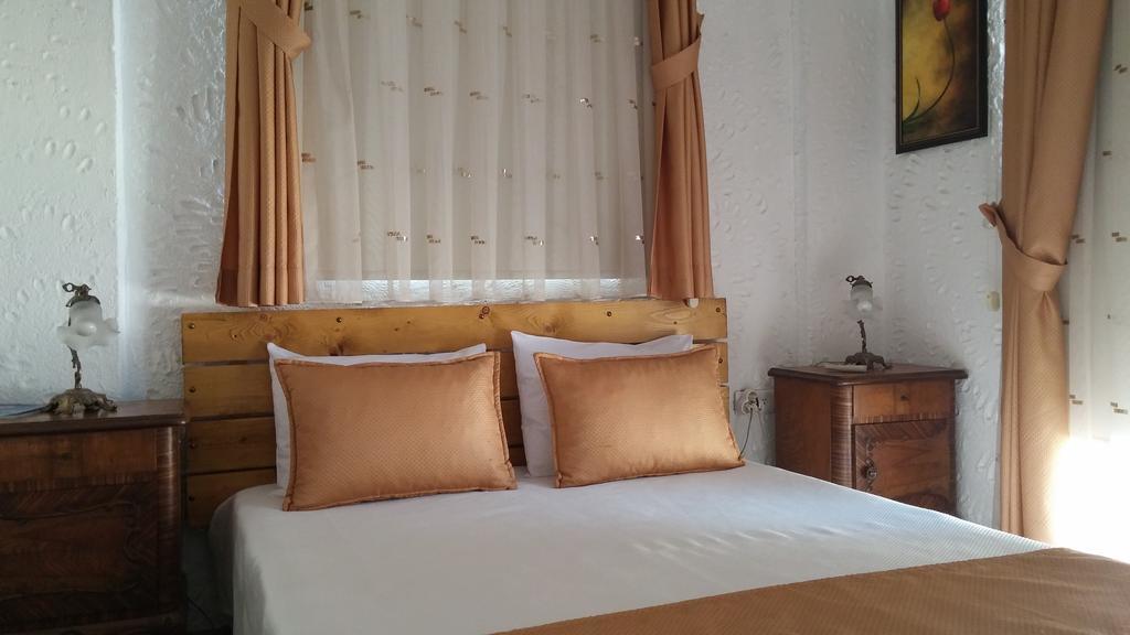 Bizim Ev Hotel (Adults Only) Alacati Room photo